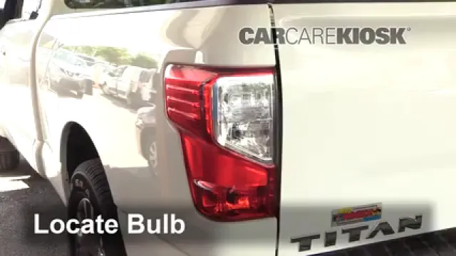 2018 Nissan Titan SV 5.6L V8 Extended Cab Pickup Luces Luz de freno (reemplazar foco)